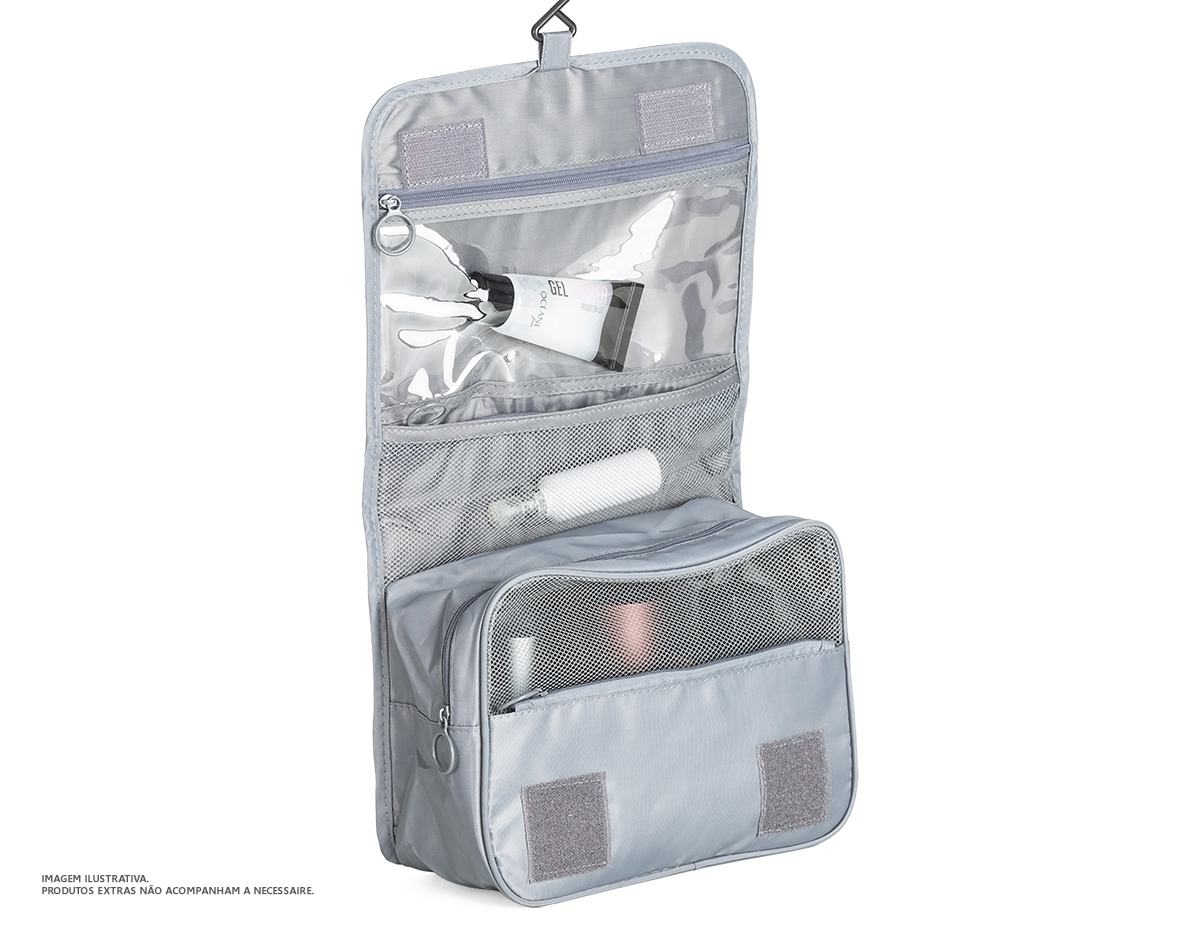 Necessaire organizadora "travel". Tecido nylon oxford, abertura frontal por velcro e alça superior, parte interna com gancho plástico; bolso interno superior de pvc e bolso de tela superior, ambos de zíper; dois bolsos inferiores de zíper, sendo o primeiro com detalhe superior em tela e 3 divisões internas com 3 elásticos para fixação, 