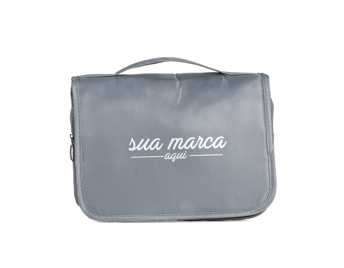 Necessaire organizadora "travel". Tecido nylon oxford, abertura frontal por velcro e alça superior, parte interna com gancho plástico; bolso interno superior de pvc e bolso de tela superior, ambos de zíper; dois bolsos inferiores de zíper, sendo o primeiro com detalhe superior em tela e 3 divisões internas com 3 elásticos para fixação, 