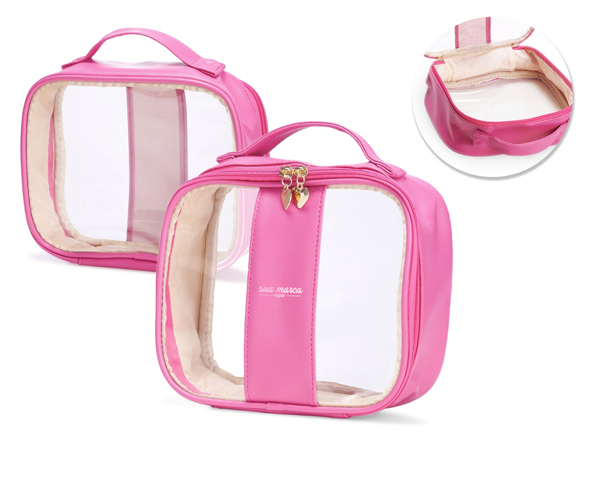  Necessaire impermeável de PVC e PU tamanho M, parte interna com revestimento em tecido, possui alça superior para as mãos, e detalhe dourado em formato de coração no zíper.