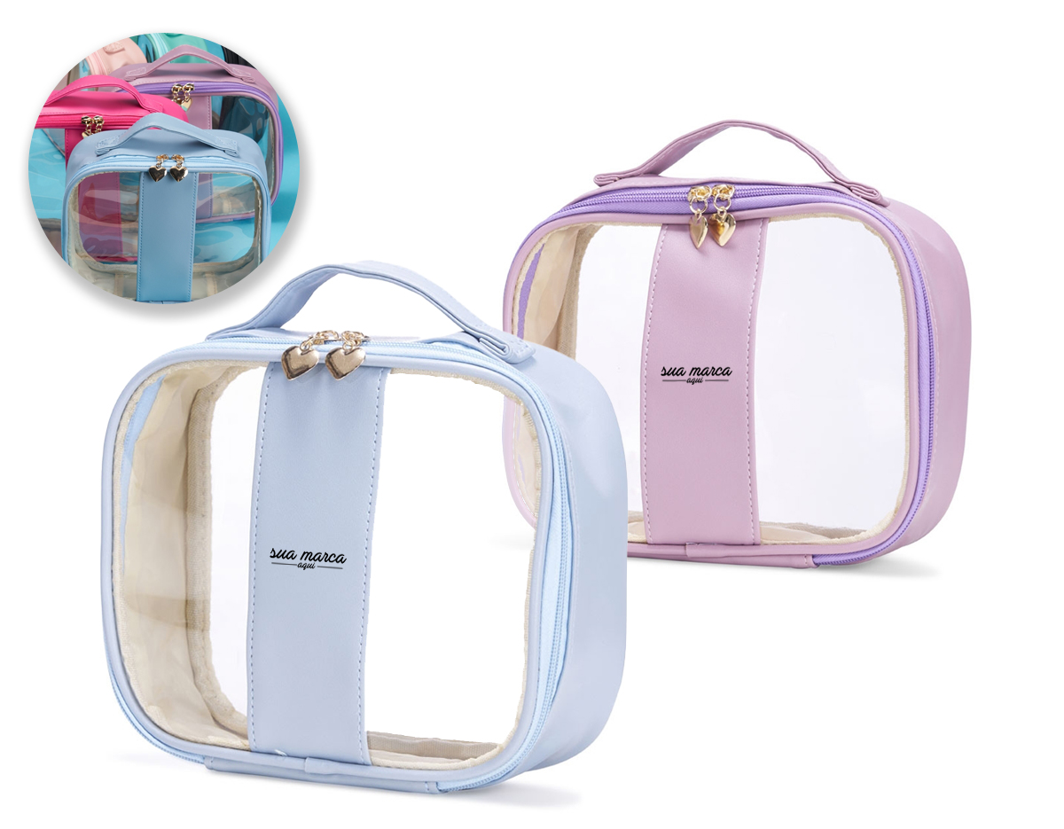  Necessaire impermeável de PVC e PU tamanho M, parte interna com revestimento em tecido, possui alça superior para as mãos, e detalhe dourado em formato de coração no zíper.