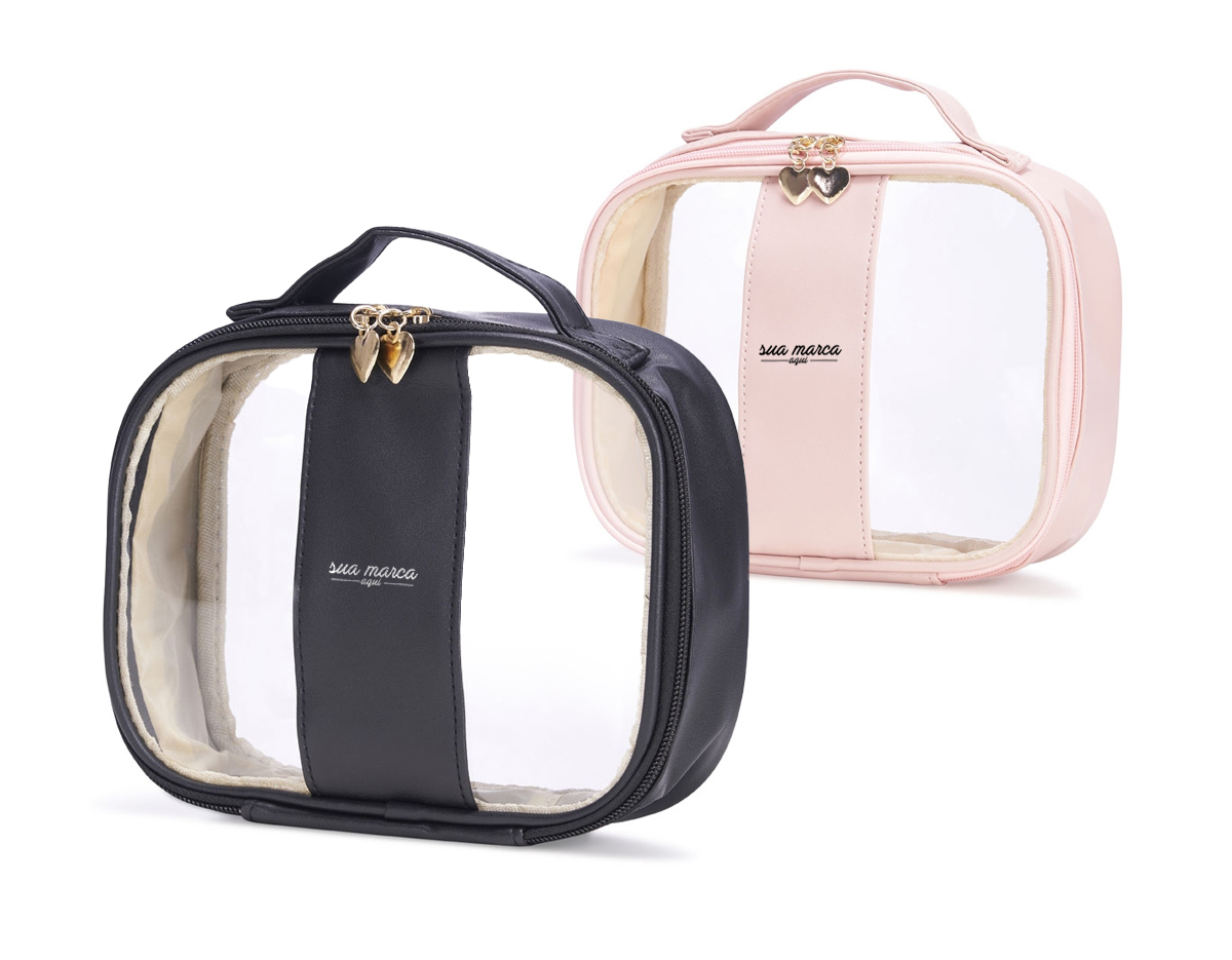  Necessaire impermeável de PVC e PU tamanho M, parte interna com revestimento em tecido, possui alça superior para as mãos, e detalhe dourado em formato de coração no zíper.