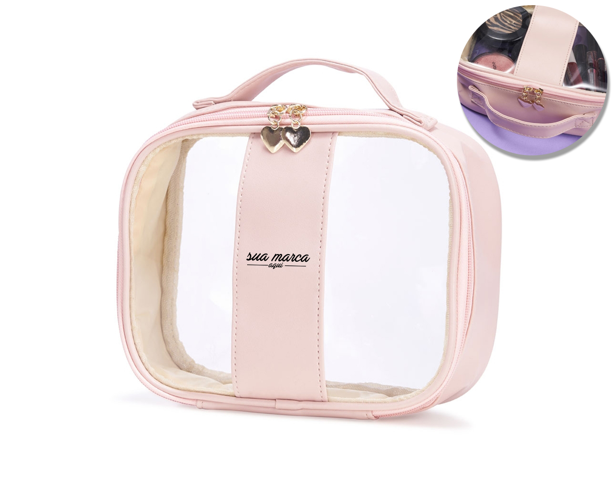 Necessaire impermeável de PVC e PU tamanho G, parte interna com revestimento em tecido, possui alça superior para as mãos, e detalhe dourado em formato de coração no zíper.