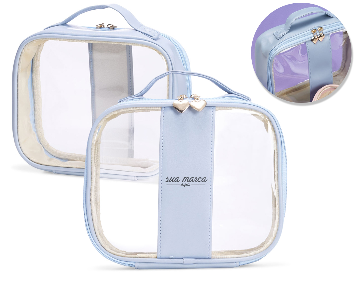 Necessaire impermeável de PVC e PU tamanho G, parte interna com revestimento em tecido, possui alça superior para as mãos, e detalhe dourado em formato de coração no zíper.