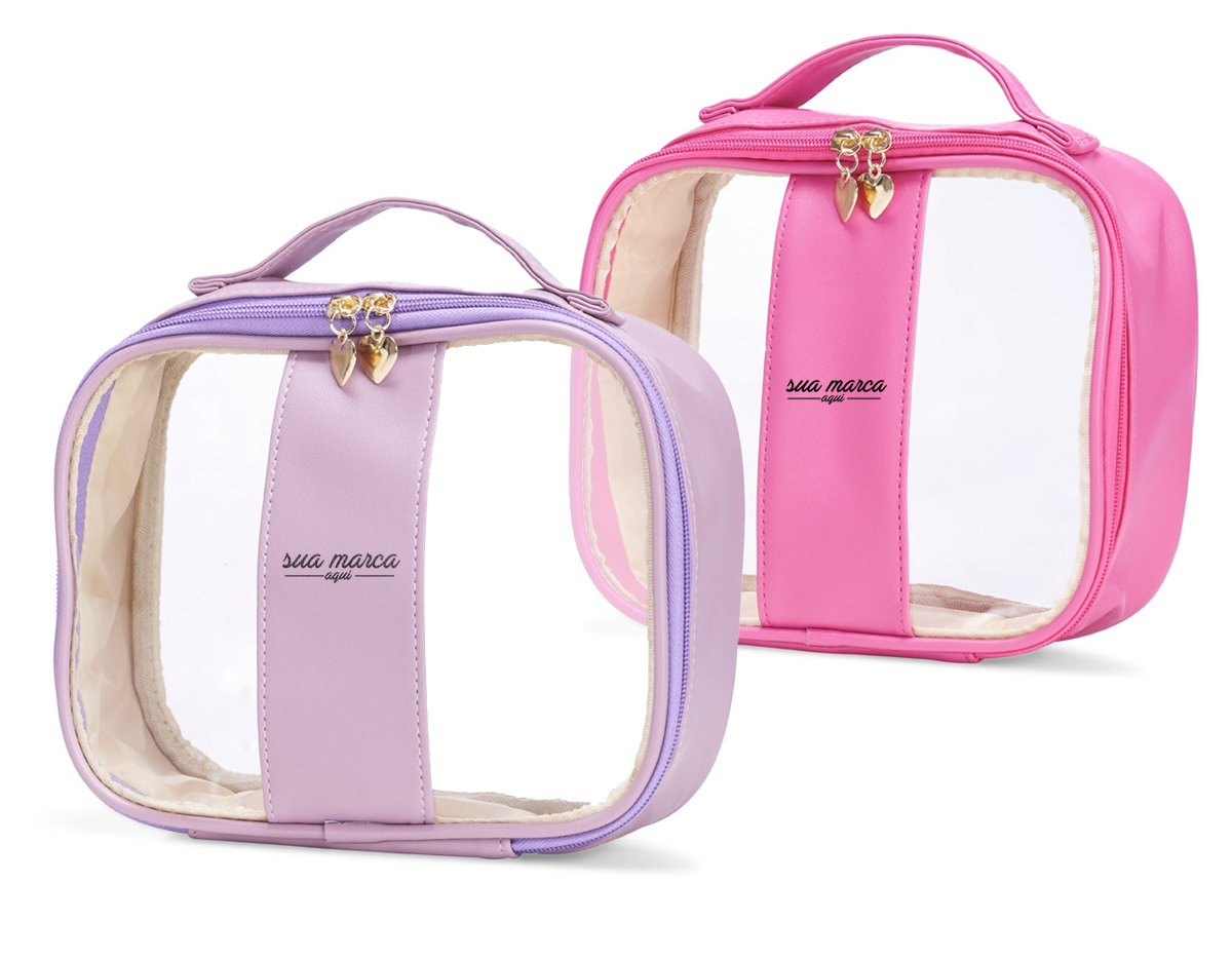 Necessaire impermeável de PVC e PU tamanho G, parte interna com revestimento em tecido, possui alça superior para as mãos, e detalhe dourado em formato de coração no zíper.