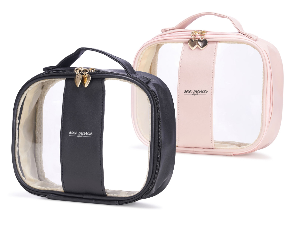 Necessaire impermeável de PVC e PU tamanho G, parte interna com revestimento em tecido, possui alça superior para as mãos, e detalhe dourado em formato de coração no zíper.