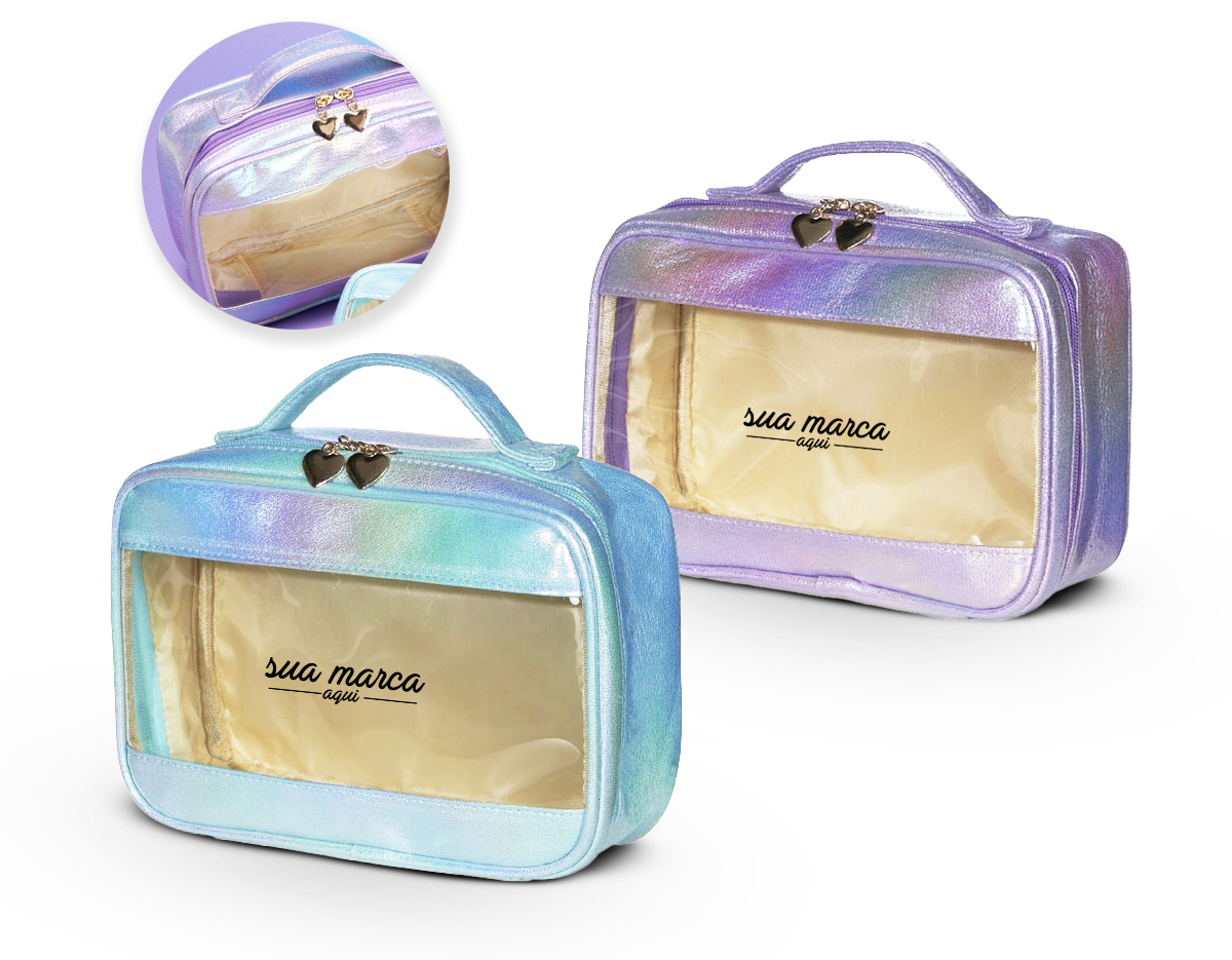 Necessaire impermeável de tecido sintético com design holográfico e PVC, parte interna com revestimento em tecido, possui alça superior para as mãos, e detalhe dourado em formato de coração no zíper