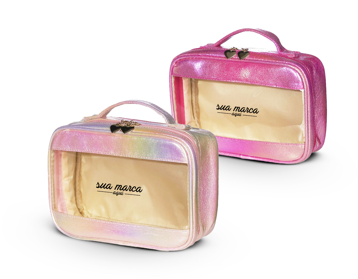 Necessaire impermeável de tecido sintético com design holográfico e PVC, parte interna com revestimento em tecido, possui alça superior para as mãos, e detalhe dourado em formato de coração no zíper