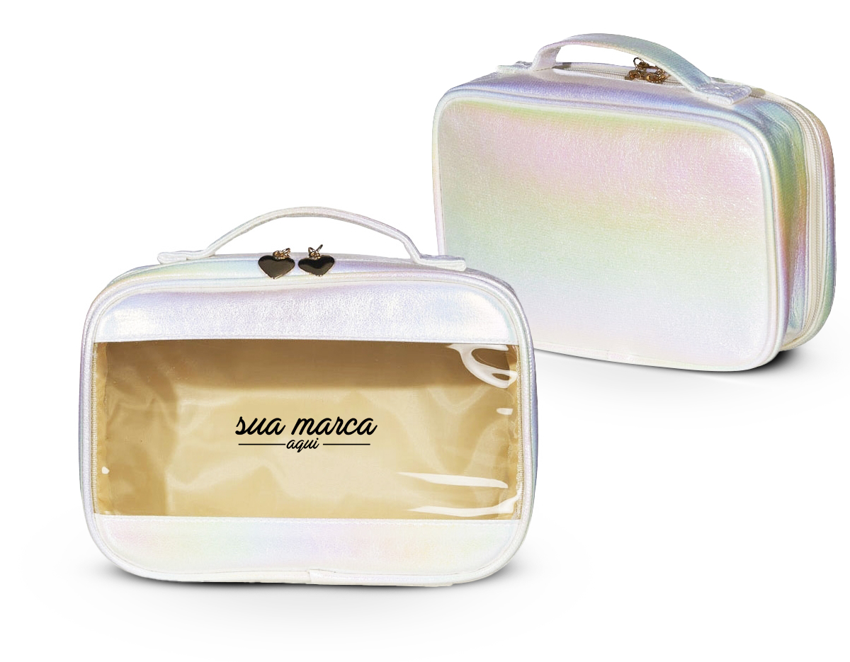Necessaire impermeável de tecido sintético com design holográfico e PVC, parte interna com revestimento em tecido, possui alça superior para as mãos, e detalhe dourado em formato de coração no zíper