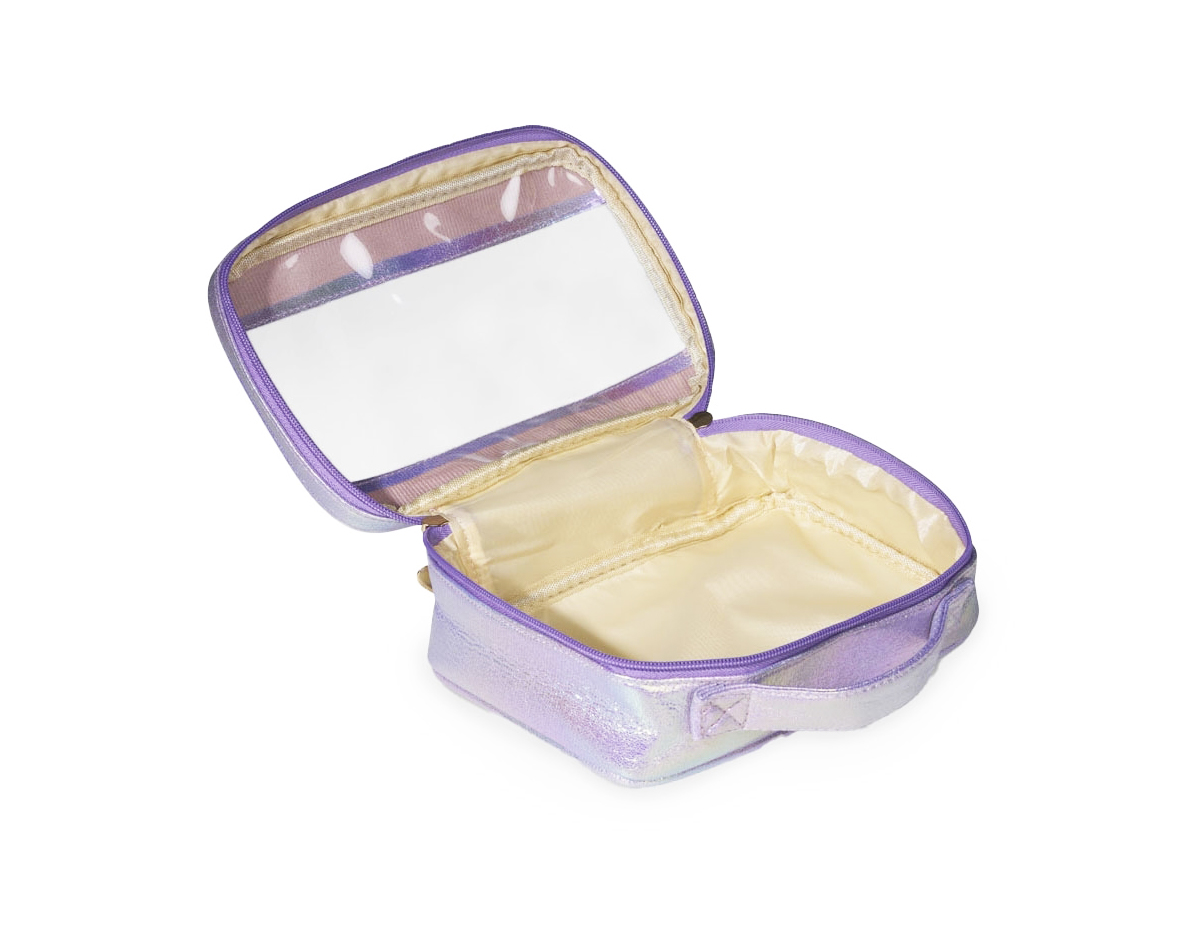 Necessaire impermeável de tecido sintético com design holográfico e PVC, parte interna com revestimento em tecido, possui alça superior para as mãos, e detalhe dourado em formato de coração no zíper