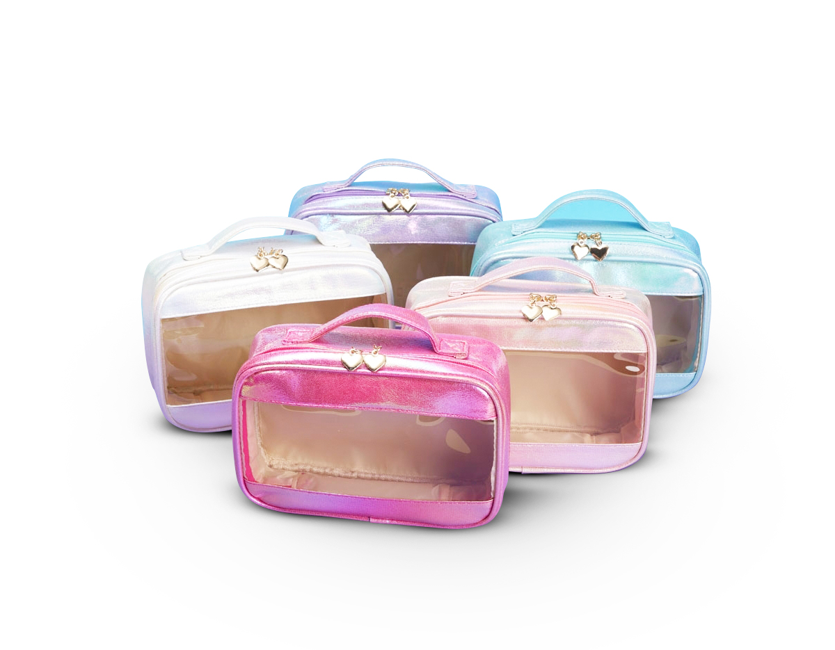 Necessaire impermeável de tecido sintético com design holográfico e PVC, parte interna com revestimento em tecido, possui alça superior para as mãos, e detalhe dourado em formato de coração no zíper