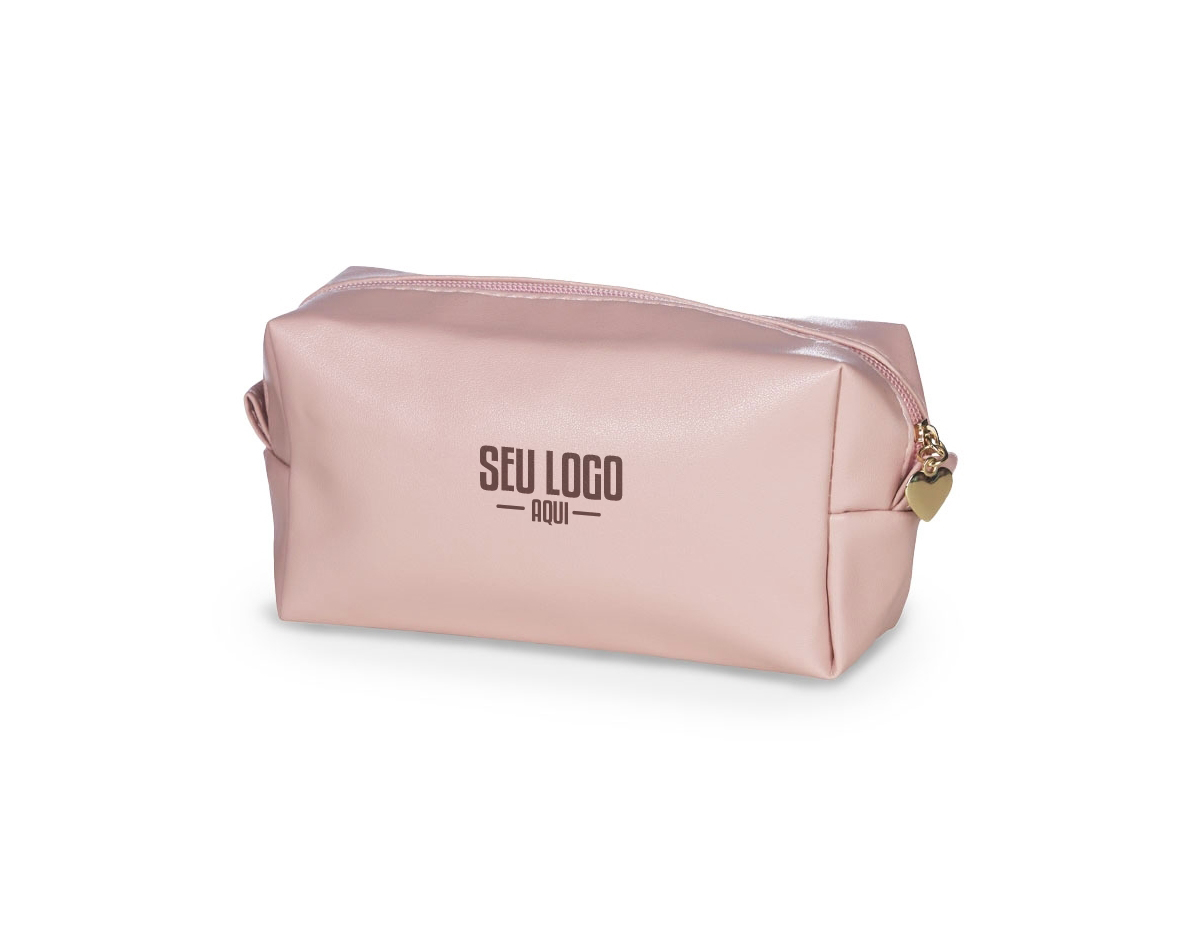 Necessaire impermeável de PU, parte interna com revestimento em tecido, possui alça superior para as mãos, e detalhe dourado em formato de coração no zíper