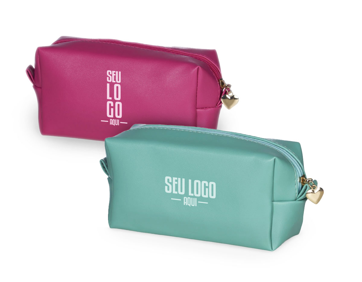 Necessaire impermeável de PU, parte interna com revestimento em tecido, possui alça superior para as mãos, e detalhe dourado em formato de coração no zíper