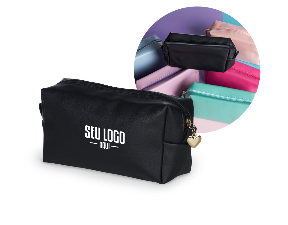 Necessaire impermeável de PU, parte interna com revestimento em tecido, possui alça superior para as mãos, e detalhe dourado em formato de coração no zíper