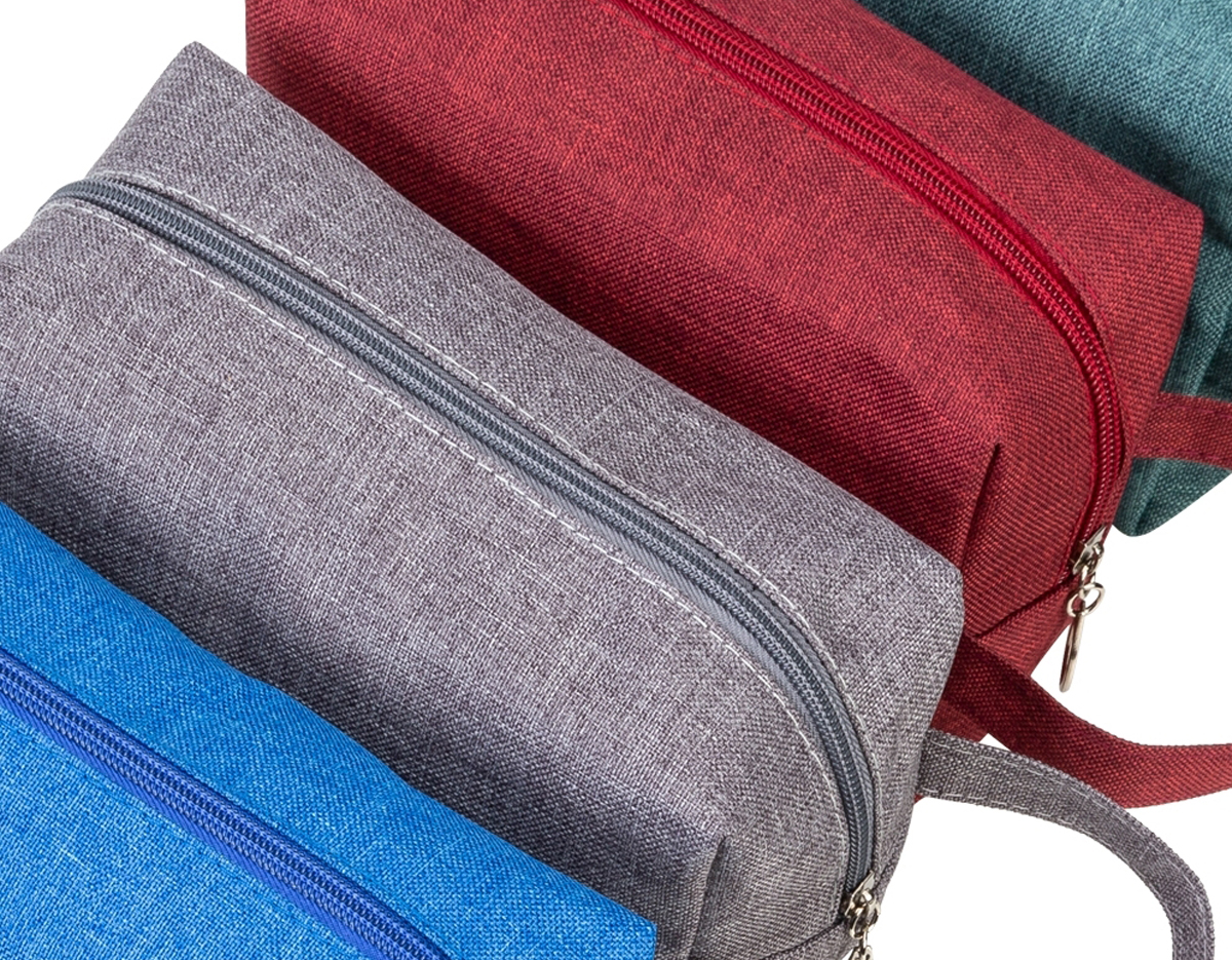Necessaire de nylon colorido com alça lateral, parte interna com forro de poliéster.