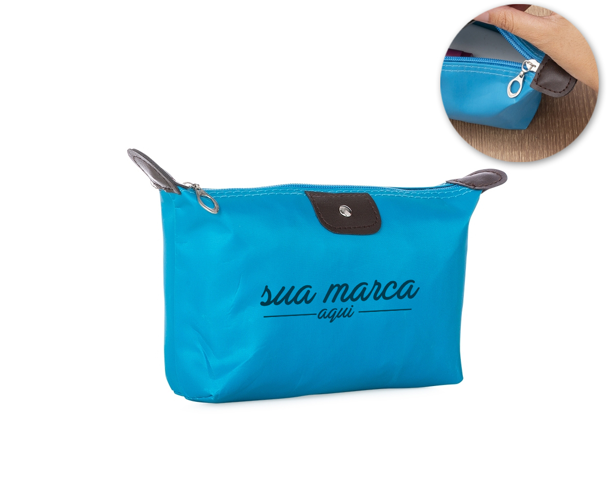 Necessaire impermeável de poliéster com detalhes em couro sintético e parte interna com revestimento emborrachado, possui um "botão" no detalhe do couro frontal.