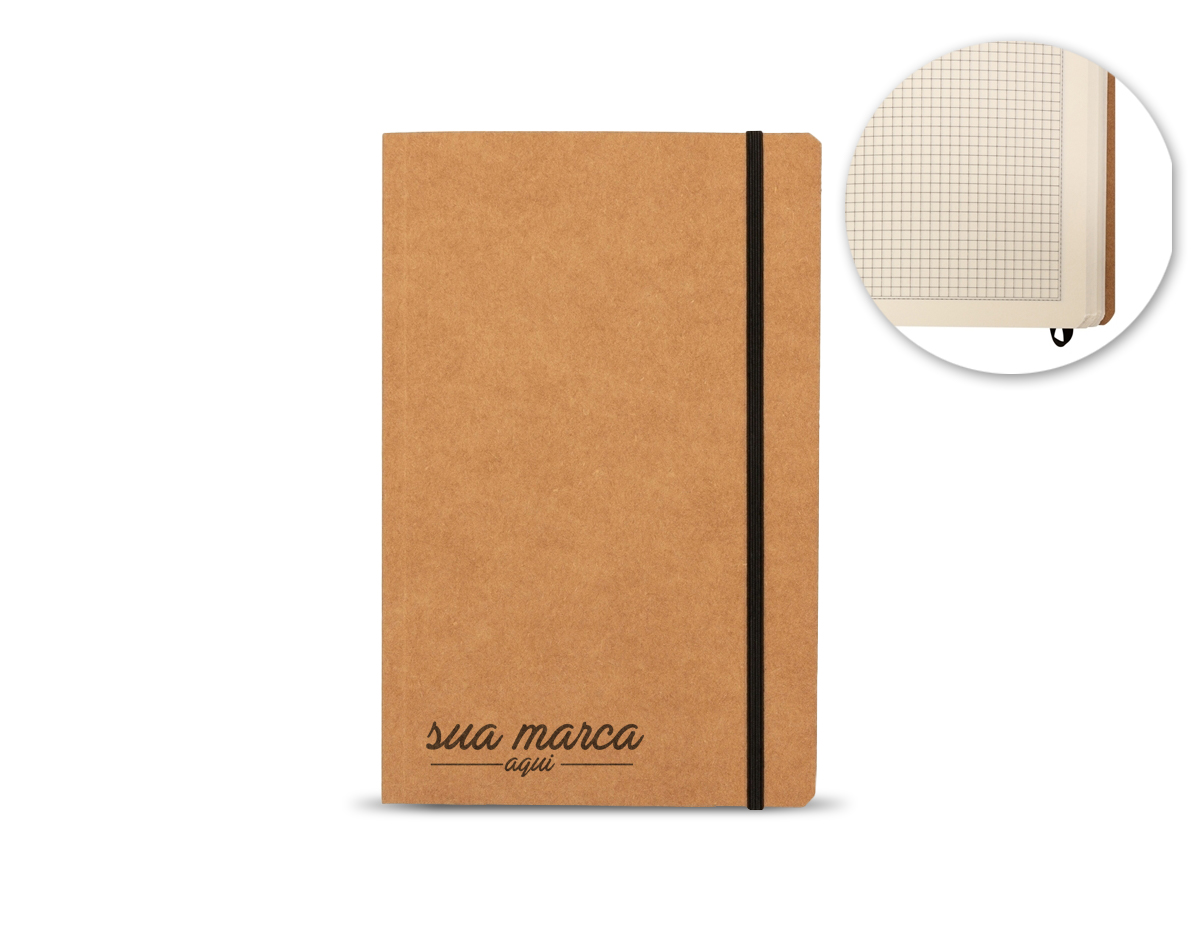 Caderneta tipo moleskine com páginas quadriculadas, produzido em material kraft com frente e verso liso e fita elástica para fechar. Contém aproximadamente 80 folhas amareladas quadriculadas.