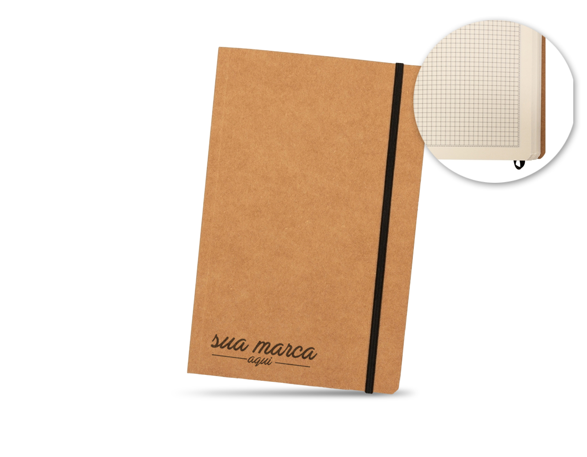 Caderneta tipo moleskine com páginas quadriculadas, produzido em material kraft com frente e verso liso e fita elástica para fechar. Contém aproximadamente 80 folhas amareladas quadriculadas.