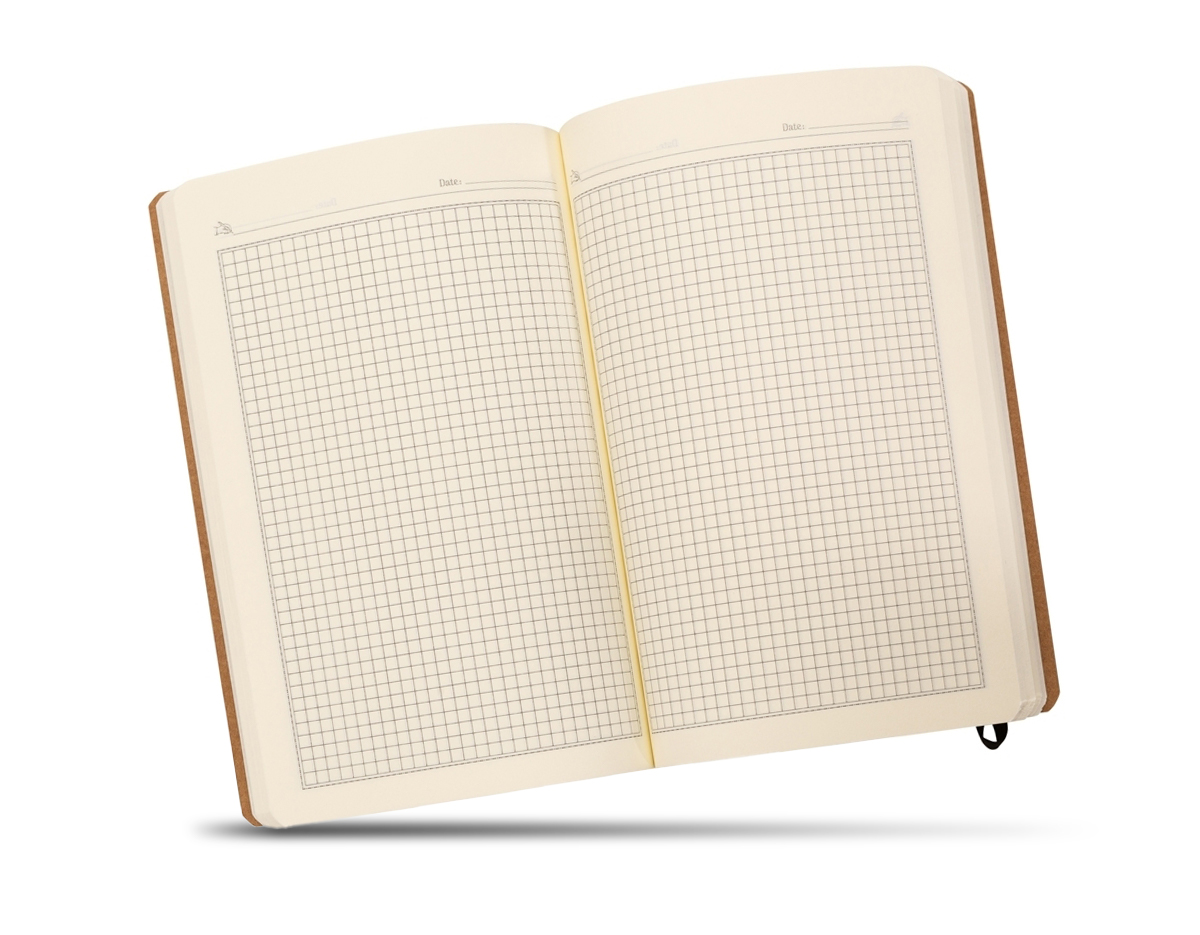 Caderneta tipo moleskine com páginas quadriculadas, produzido em material kraft com frente e verso liso e fita elástica para fechar. Contém aproximadamente 80 folhas amareladas quadriculadas.