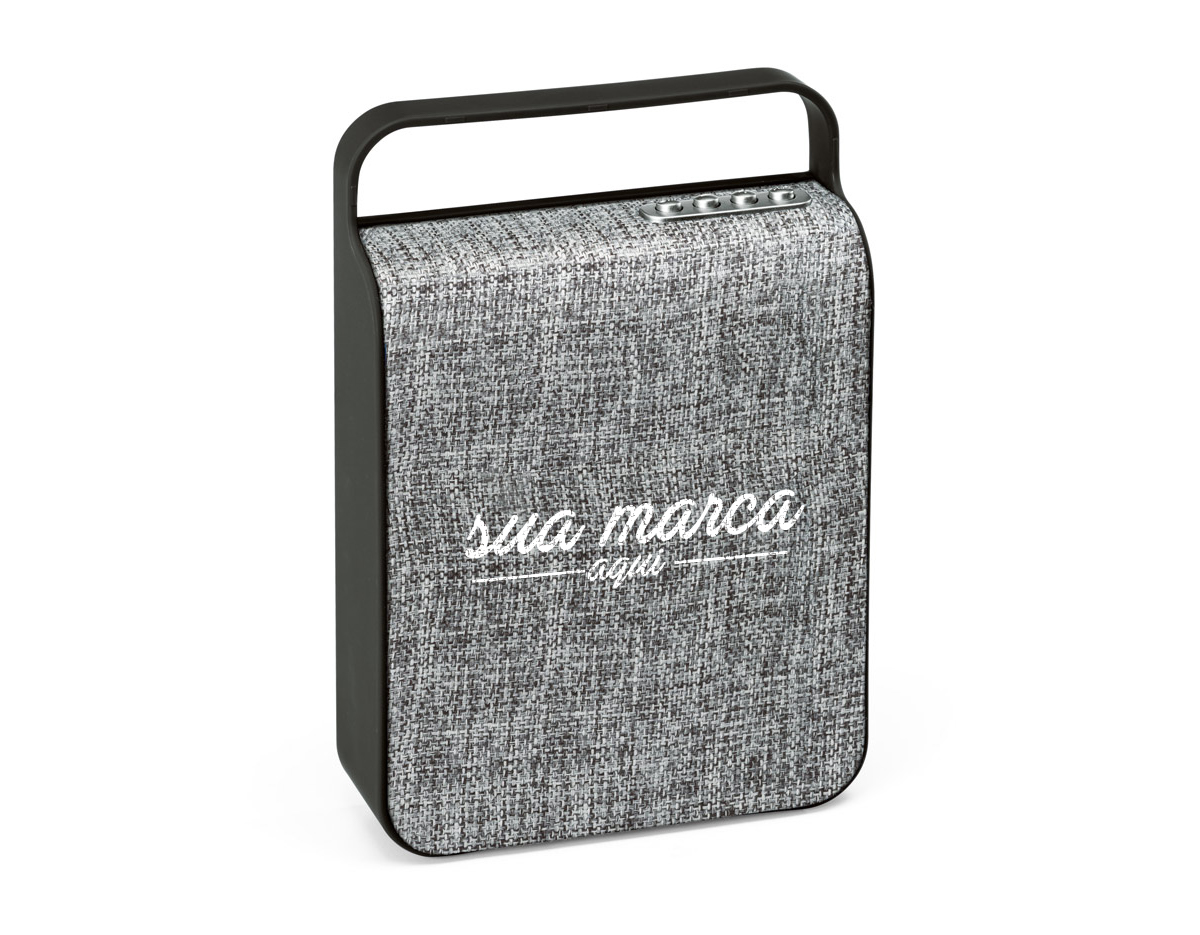 Caixa de som com microfone em ABS, tecido em poliéster e acabamento emborrachado. Transmissão por bluetooth, ligação stereo 3,5 mm e leitor de cartões TF. Com 2 x 3W/4O. e autonomia até 3 h. Função para atender chamadas, controle de volume, conexão à playlist do dispositivo móvel e rádio FM. Incluso cabo USB para carregar
