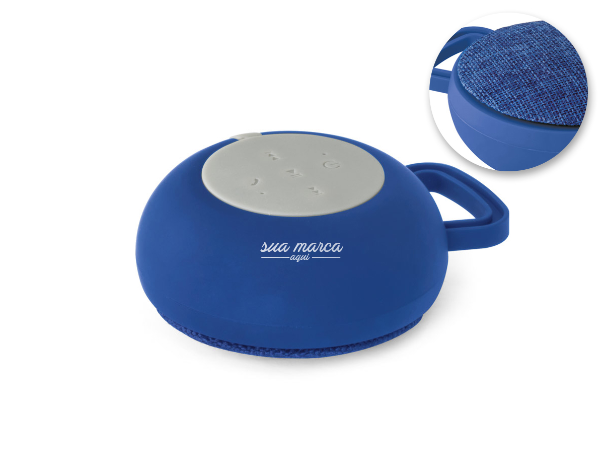 Caixa de som com microfone em ABS e tecido em poliéster. Com gancho e acabamento emborrachado. Transmissão por bluetooth, potência de 3W/4O e autonomia até 3 h. Função para atender chamadas, controle de volume e conexão à playlist do dispositivo móvel. Incluso cabo para carregamento