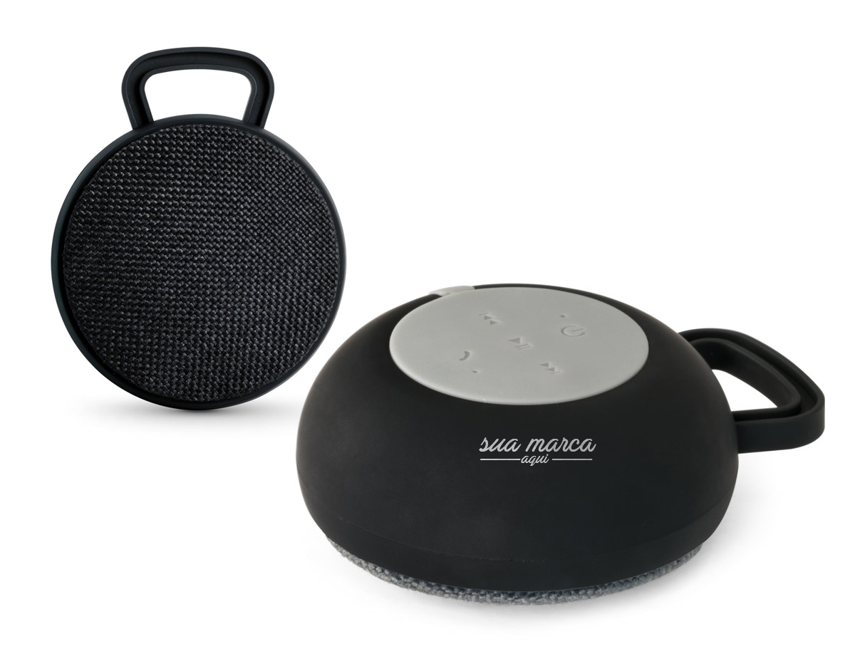 Caixa de som com microfone em ABS e tecido em poliéster. Com gancho e acabamento emborrachado. Transmissão por bluetooth, potência de 3W/4O e autonomia até 3 h. Função para atender chamadas, controle de volume e conexão à playlist do dispositivo móvel. Incluso cabo para carregamento