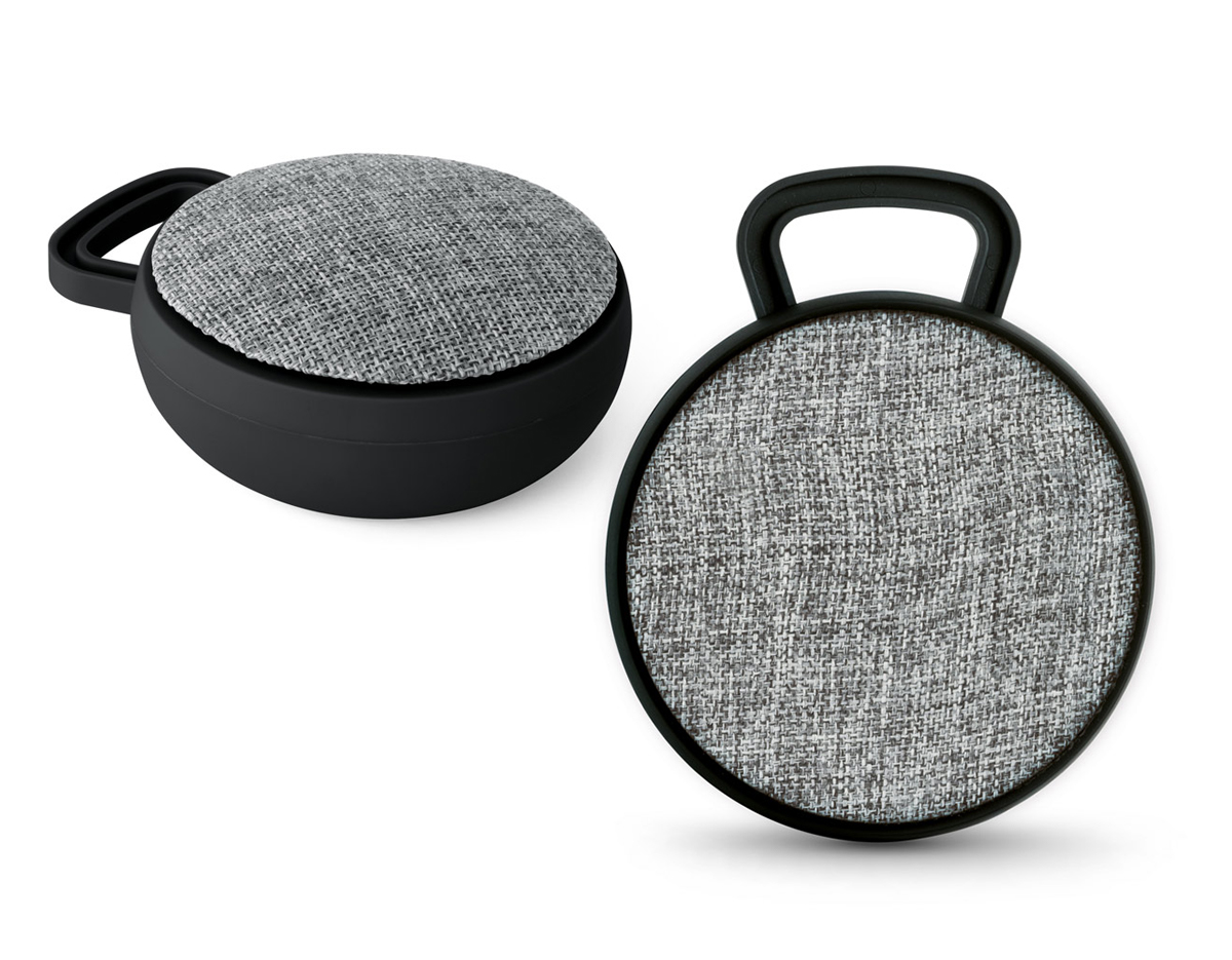 Caixa de som com microfone em ABS e tecido em poliéster. Com gancho e acabamento emborrachado. Transmissão por bluetooth, potência de 3W/4O e autonomia até 3 h. Função para atender chamadas, controle de volume e conexão à playlist do dispositivo móvel. Incluso cabo para carregamento