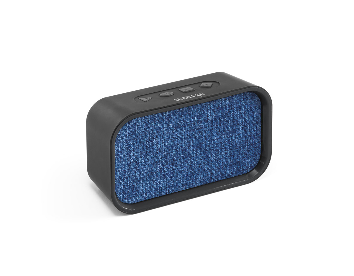 caixa de som com microfone em ABS, tecido em poliéster e acabamento emborrachado. Transmissão por bluetooth, ligação stereo 3,5 mm e leitor de cartões TF. Potência de 3W/4O. Função para atender chamadas, controle de volume, conexão à playlist do dispositivo móvel e rádio FM. Incluso cabo USB para carregar