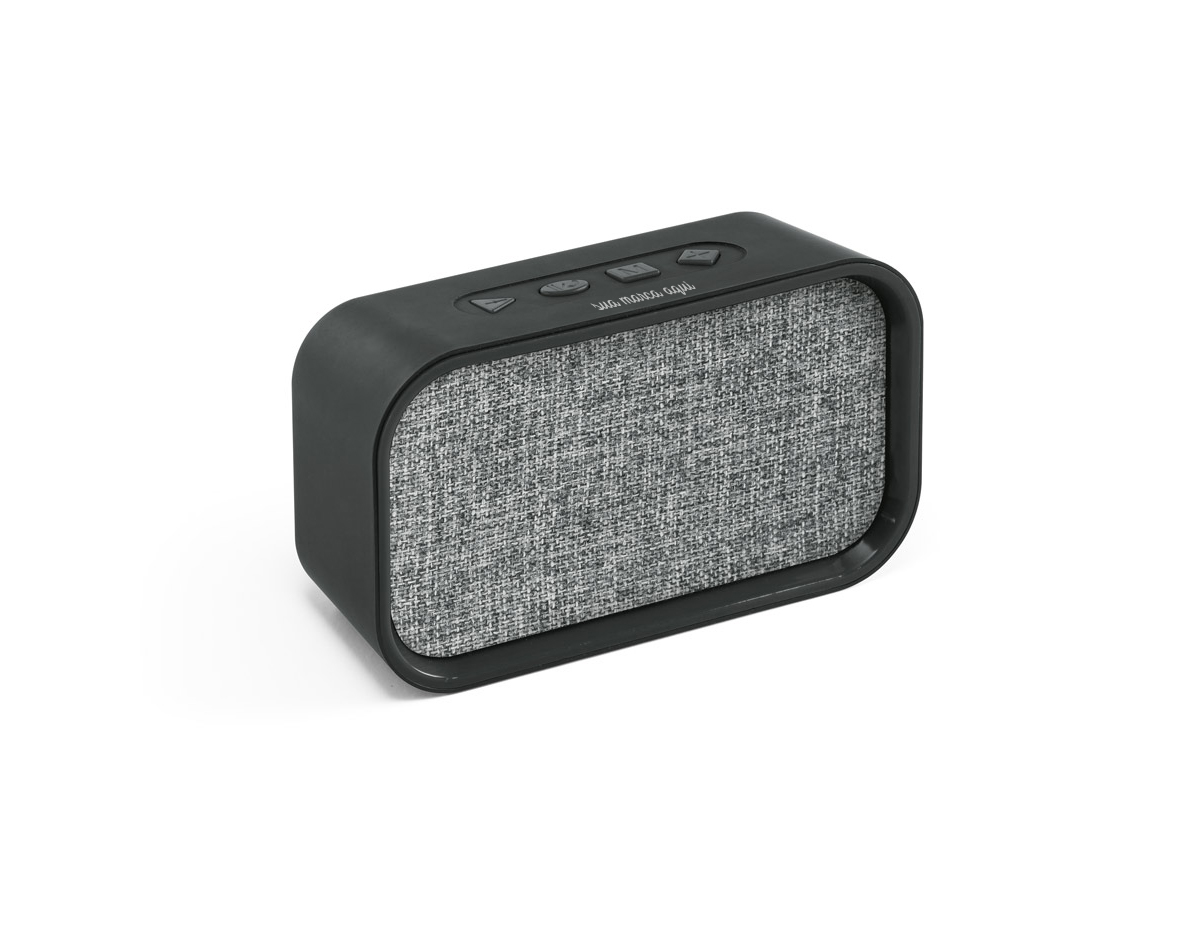 caixa de som com microfone em ABS, tecido em poliéster e acabamento emborrachado. Transmissão por bluetooth, ligação stereo 3,5 mm e leitor de cartões TF. Potência de 3W/4O. Função para atender chamadas, controle de volume, conexão à playlist do dispositivo móvel e rádio FM. Incluso cabo USB para carregar
