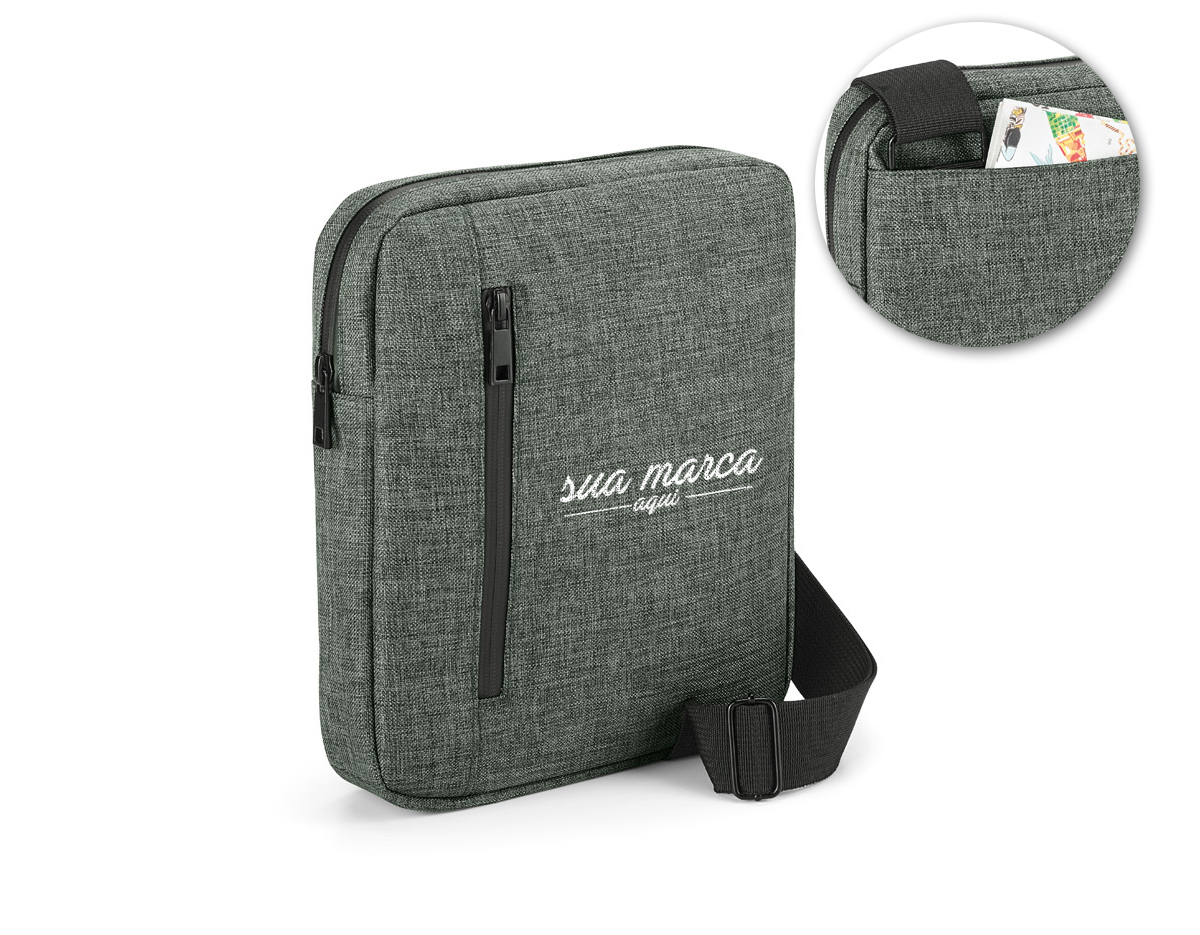 Pasta à tiracolo em 600D de alta densidade. Compartimento principal forrado, divisória almofadada para tablet 9.7'' e com diversos bolsos interiores. A pasta tem ainda bolso frontal e bolso posterior, alça de ombro ajustável e parte posterior almofadada