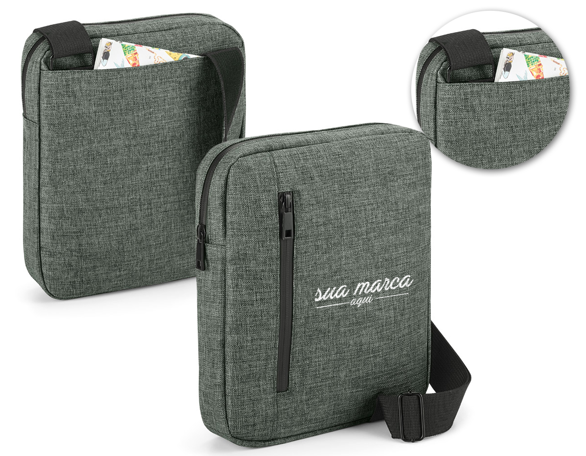 Pasta à tiracolo em 600D de alta densidade. Compartimento principal forrado, divisória almofadada para tablet 9.7'' e com diversos bolsos interiores. A pasta tem ainda bolso frontal e bolso posterior, alça de ombro ajustável e parte posterior almofadada