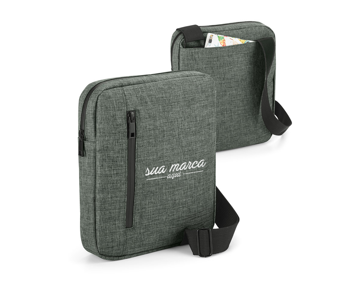 Pasta à tiracolo em 600D de alta densidade. Compartimento principal forrado, divisória almofadada para tablet 9.7'' e com diversos bolsos interiores. A pasta tem ainda bolso frontal e bolso posterior, alça de ombro ajustável e parte posterior almofadada