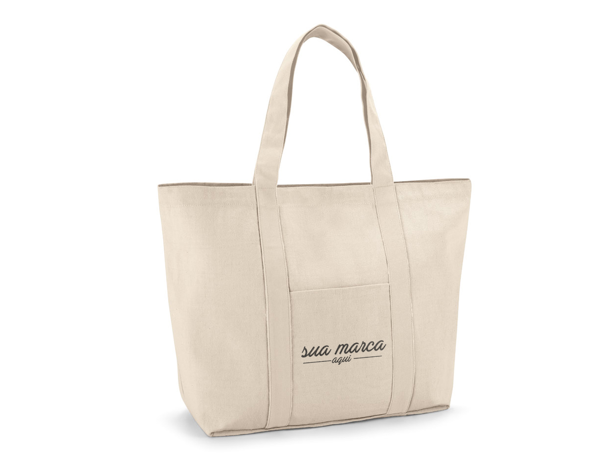 Sacola 100% algodão canvas (280 g/m²) com bolso frontal e bolso interior com zíper. A sacola contém fecho magnético e alças de 60 cm