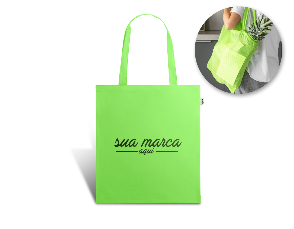 Sacola em rPET 190T. Produzida a partir de plástico reciclado contribuindo para a redução dos resíduos no meio ambiente. Alças de 60 cm. 380 x 420 mm