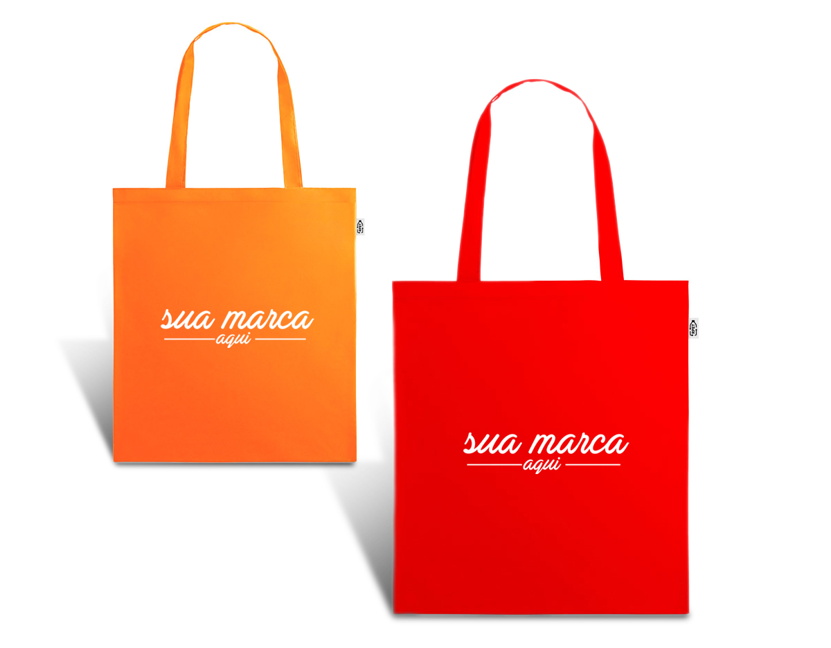 Sacola em rPET 190T. Produzida a partir de plástico reciclado contribuindo para a redução dos resíduos no meio ambiente. Alças de 60 cm. 380 x 420 mm