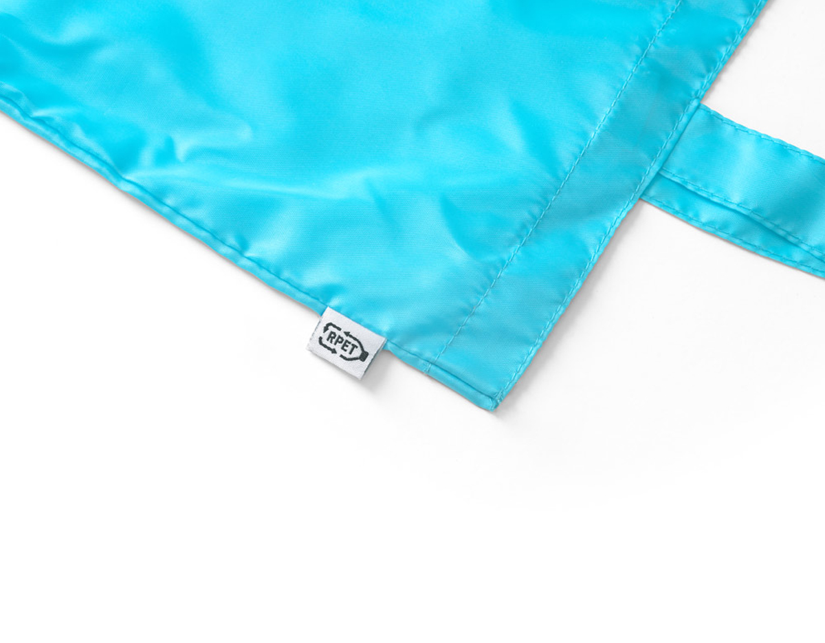 Sacola em rPET 190T. Produzida a partir de plástico reciclado contribuindo para a redução dos resíduos no meio ambiente. Alças de 60 cm. 380 x 420 mm