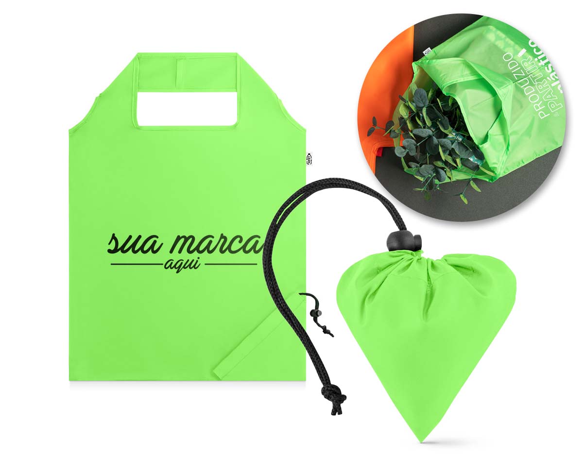 Sacola dobrável em rPET 190T. Produzida a partir de plástico reciclado contribuindo para a redução dos resíduos no meio ambiente. Alças de 40 cm. 370 x 420 mm