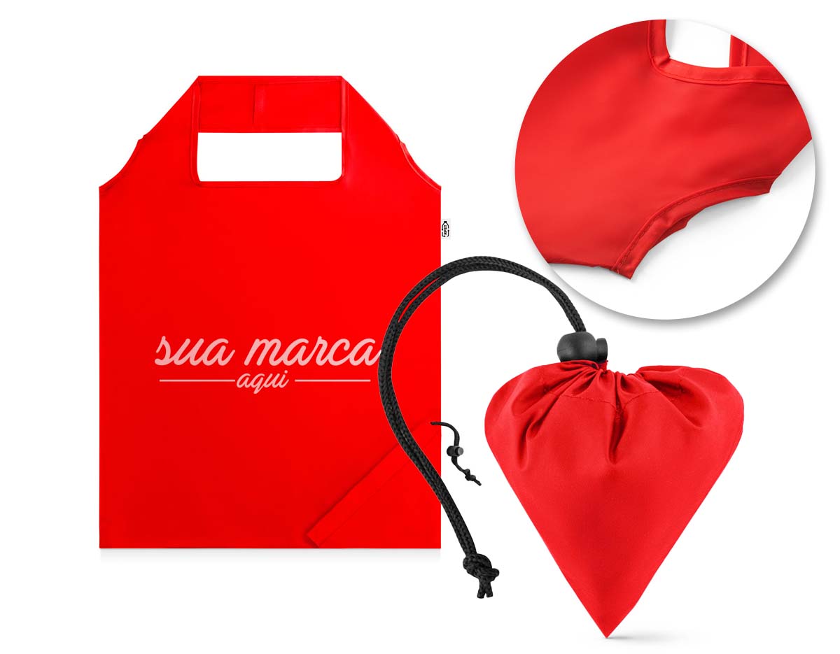 Sacola dobrável em rPET 190T. Produzida a partir de plástico reciclado contribuindo para a redução dos resíduos no meio ambiente. Alças de 40 cm. 370 x 420 mm