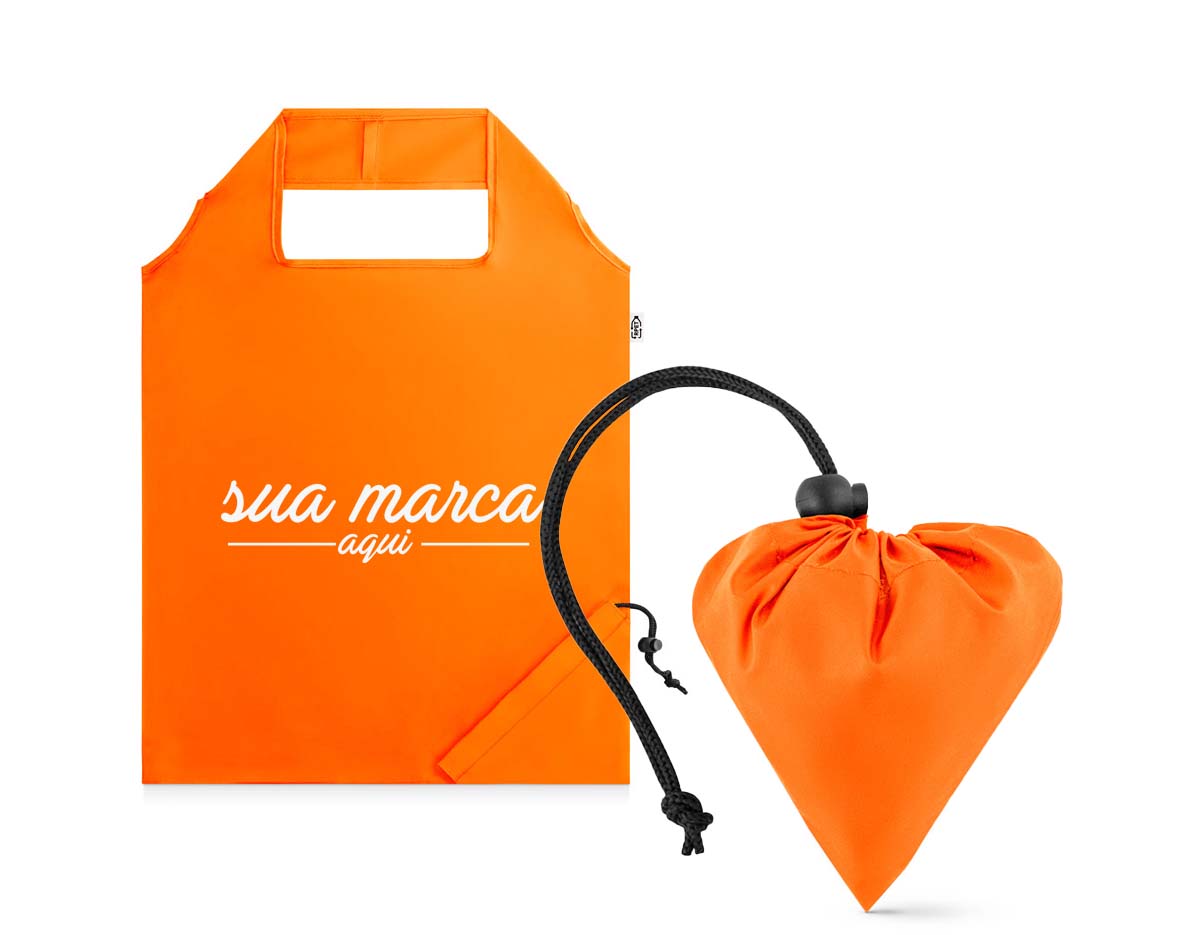 Sacola dobrável em rPET 190T. Produzida a partir de plástico reciclado contribuindo para a redução dos resíduos no meio ambiente. Alças de 40 cm. 370 x 420 mm