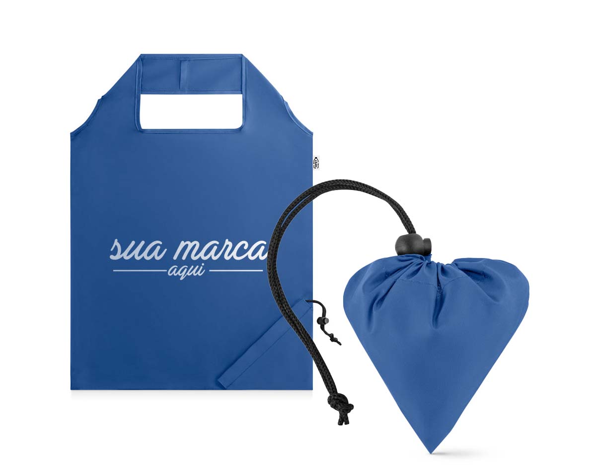Sacola dobrável em rPET 190T. Produzida a partir de plástico reciclado contribuindo para a redução dos resíduos no meio ambiente. Alças de 40 cm. 370 x 420 mm