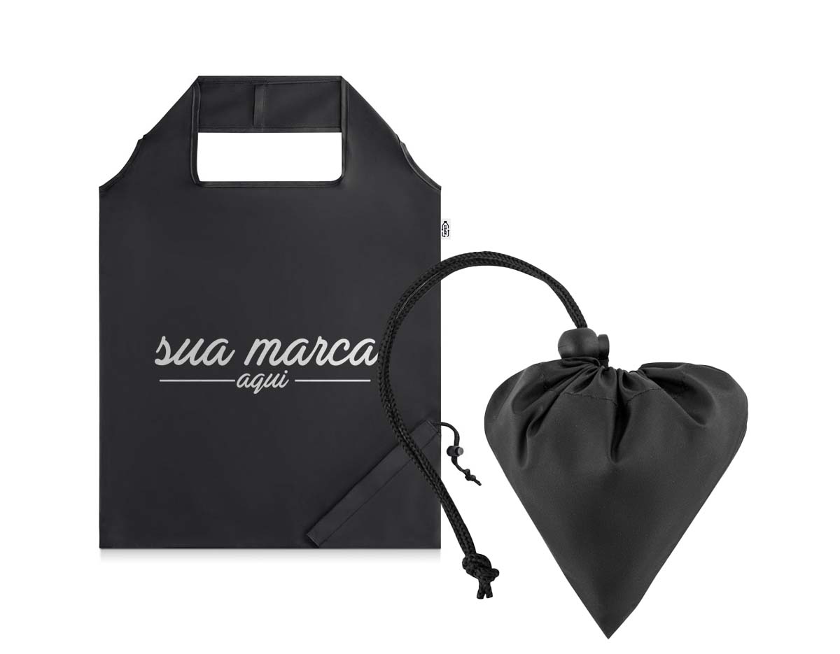 Sacola dobrável em rPET 190T. Produzida a partir de plástico reciclado contribuindo para a redução dos resíduos no meio ambiente. Alças de 40 cm. 370 x 420 mm