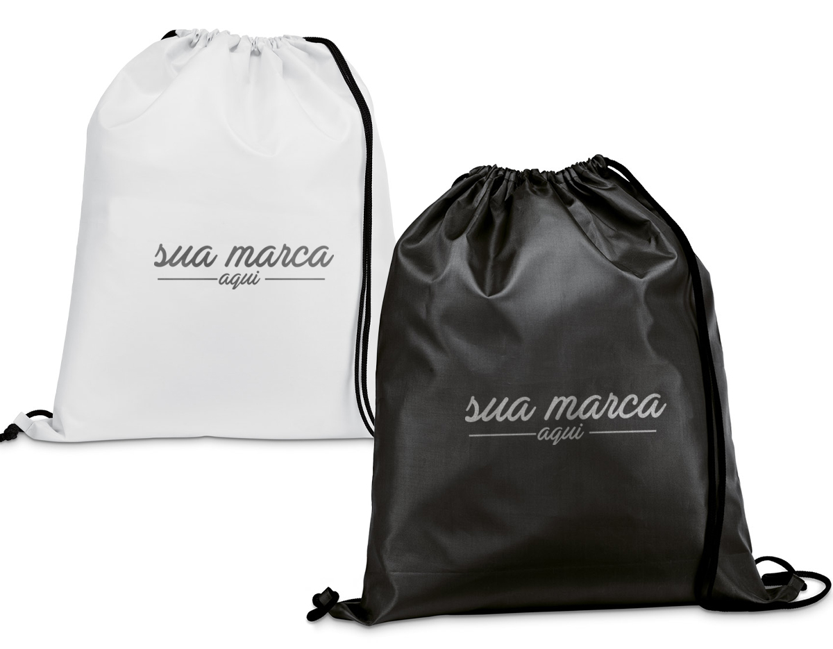 Sacola tipo mochila em poliéster 210D, material leve e resistente, com alças pretas que garantem conforto e praticidade no transporte. Disponível em diversas cores vibrantes, é perfeita como brinde corporativo, unindo utilidade, durabilidade e excelente área para personalização da marca.