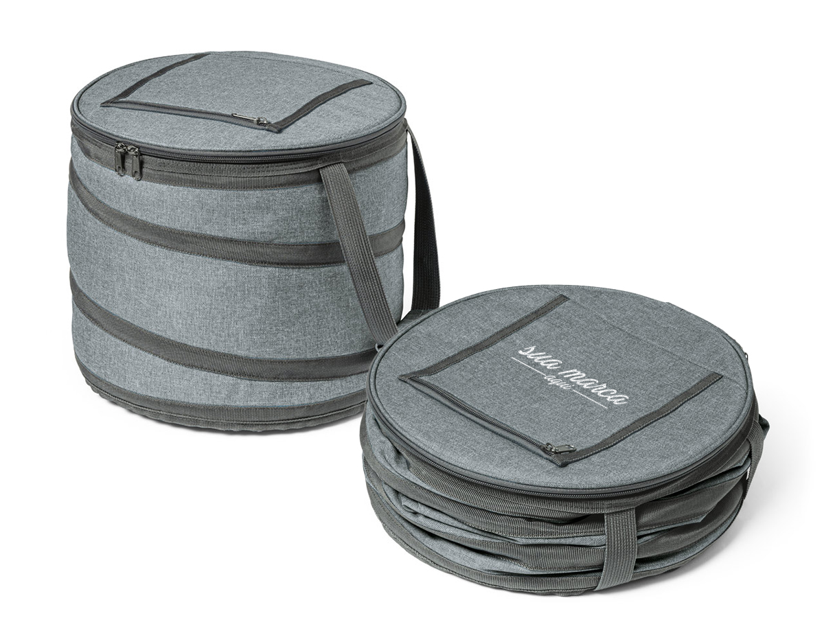 Bolsa térmica flexível em 600D com zíper duplo, interior forrado com PEVA e abridor de garrafas. Bolso superior com zíper, alças em webbing, com reforço e capacidade até 15 L. 300 x 260 mm