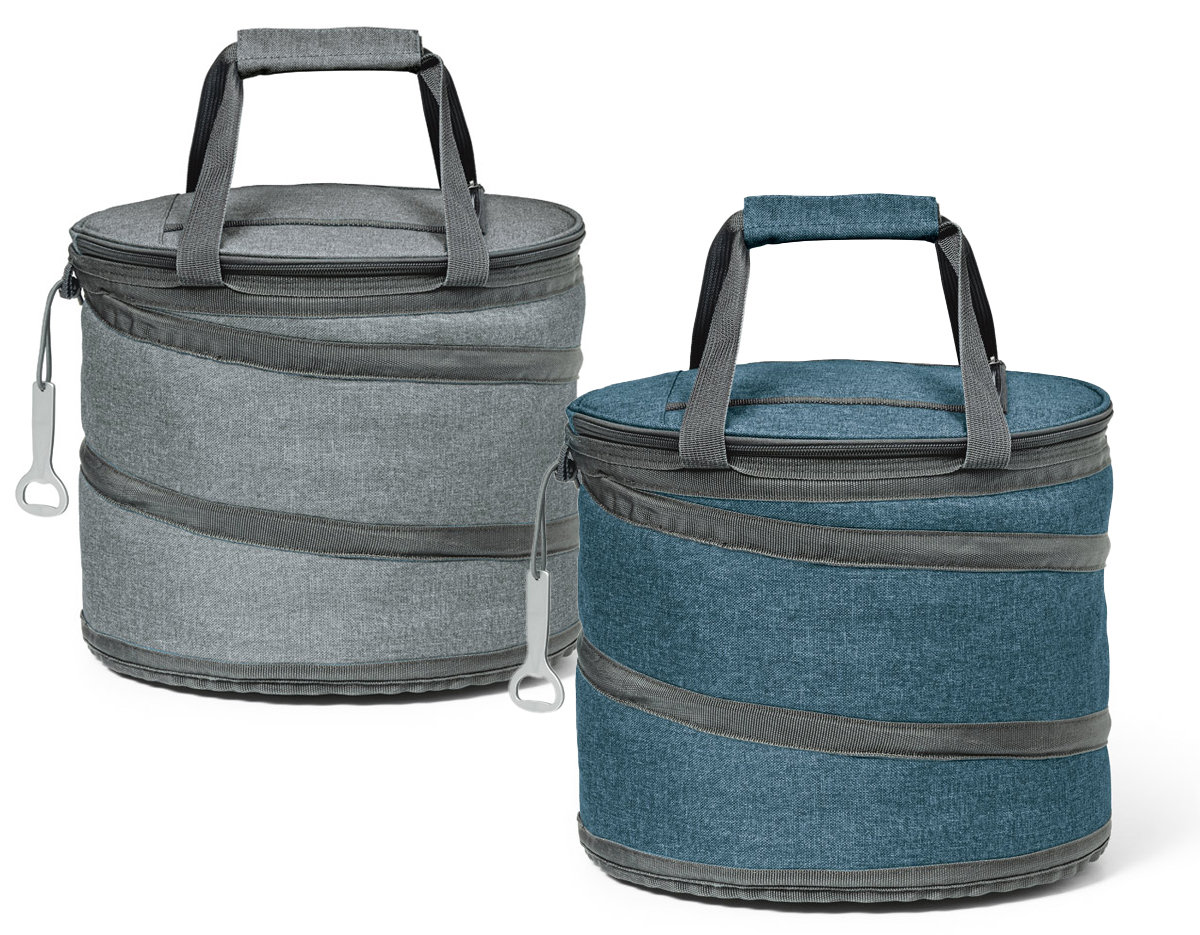 Bolsa térmica flexível em 600D com zíper duplo, interior forrado com PEVA e abridor de garrafas. Bolso superior com zíper, alças em webbing, com reforço e capacidade até 15 L. 300 x 260 mm