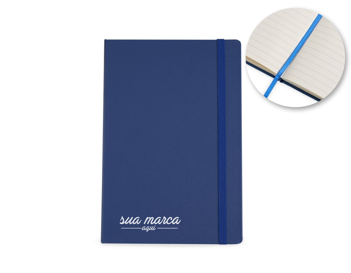Caderneta tipo moleskine em couro sintético com marcador de página em cetim e fita elástica para fechar. Contém aproximadamente 80 folhas com pauta.