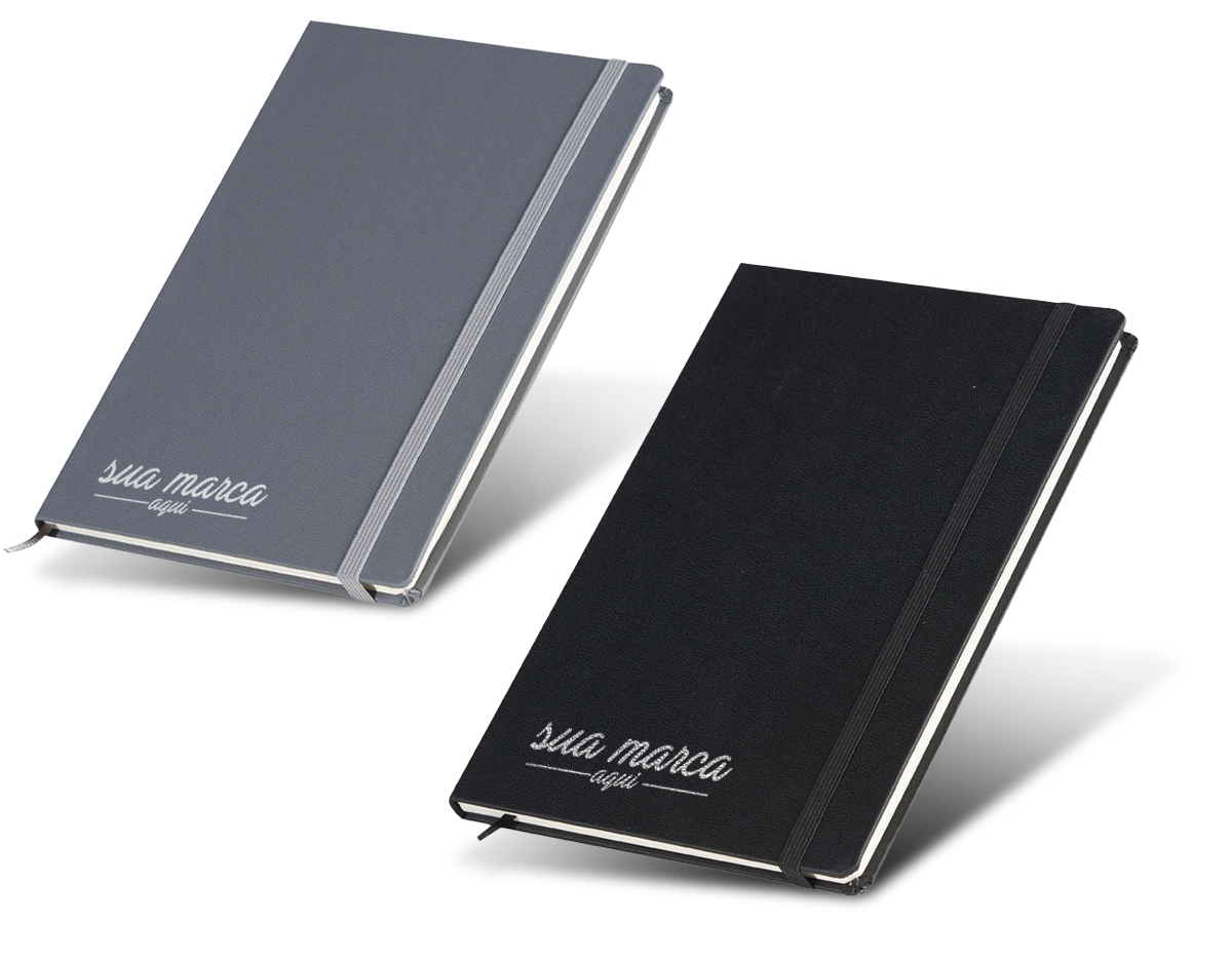 Caderneta tipo moleskine em couro sintético com marcador de página em cetim e fita elástica para fechar. Contém aproximadamente 80 folhas com pauta.