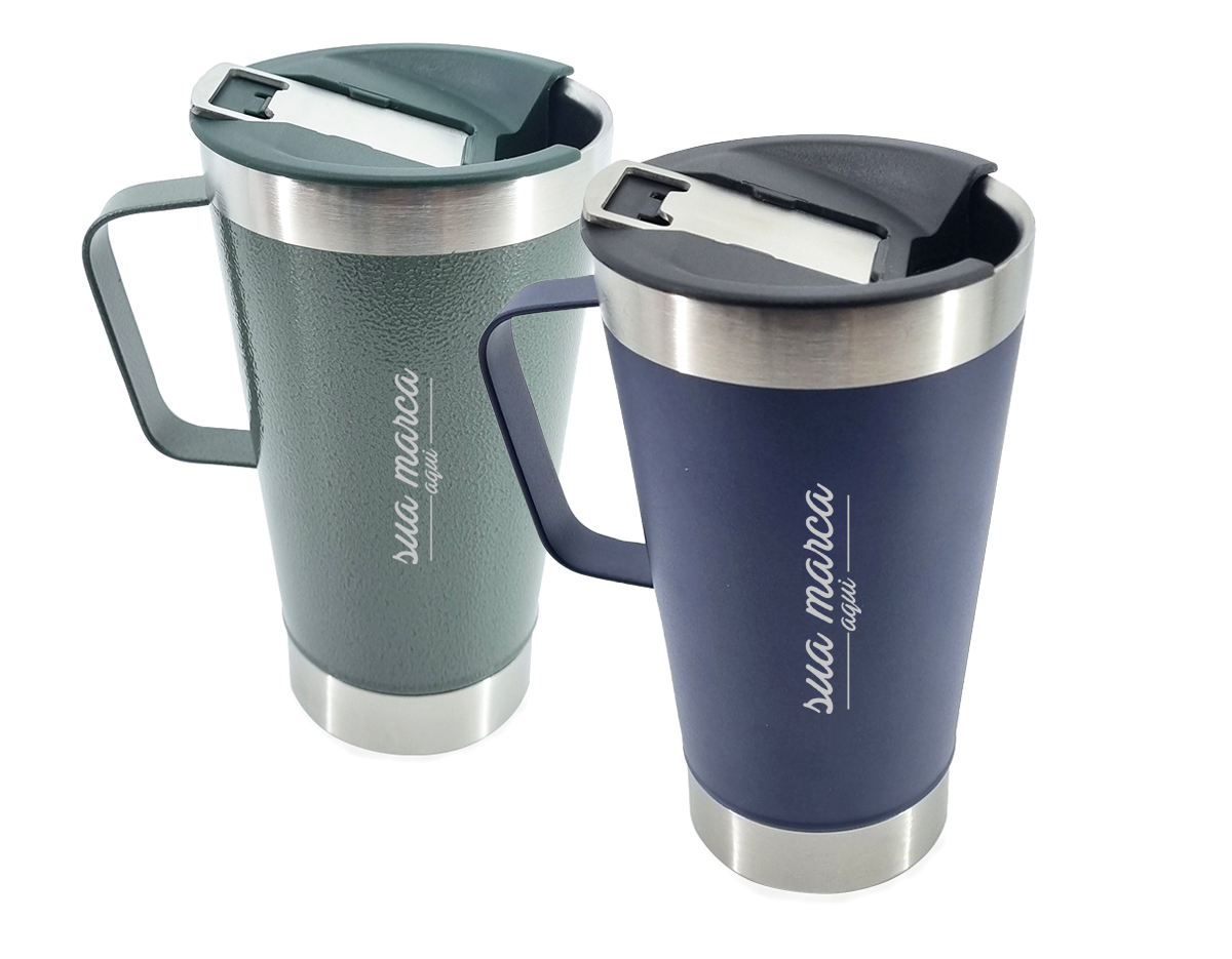 Caneca térmica de inox com capacidade para 550ml. Acompanha uma tampa de plástico e um abridor de garrafas. O abridor fica preso em um encaixe existente na tampa, porém é removível.