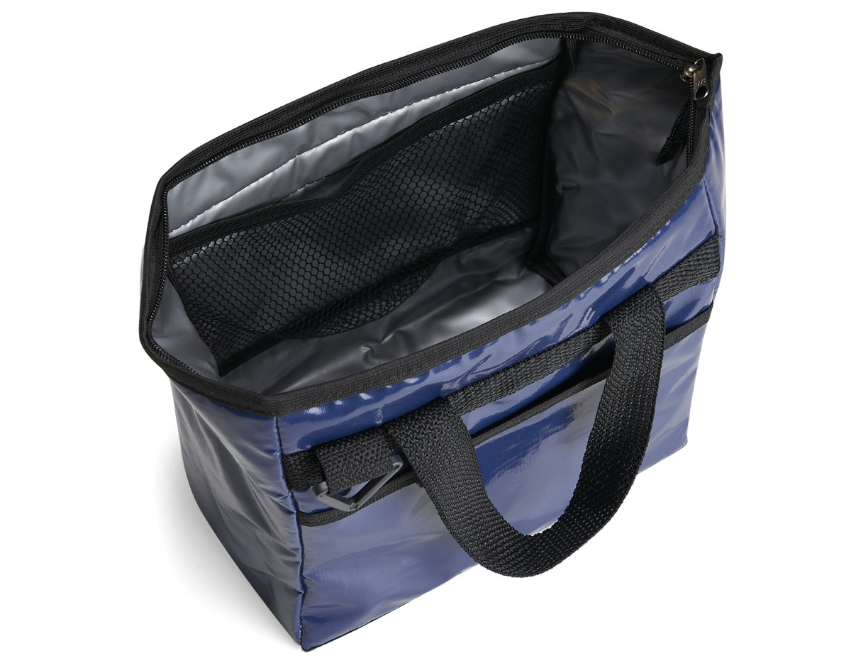 Bolsa térmica com capacidade para 7L feita de material sintético e plástico envernizado. Com fechamento em zíper e acompanha alças de mão e para uso transversal. Possui um bolso sem fechamento externo e um bolso interno.