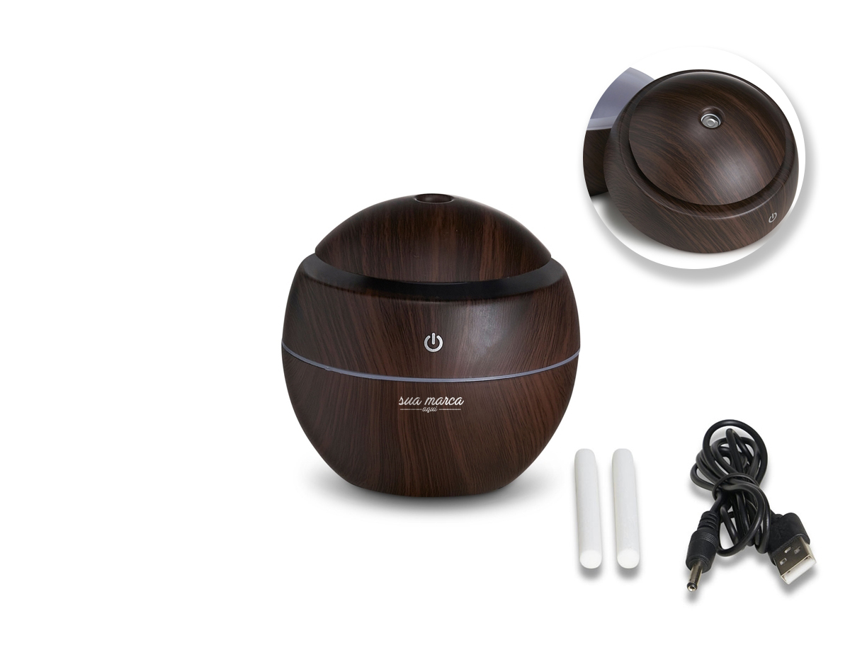 Mini umidificador ultrassônico com led que muda de cor. Acompanha filtro de algodão e um cabo USB. Capacidade para 130ml de água. Produzido em plástico e revestido por adesivo caracterizando madeira. Taxa de tensão DC5V e Taxa de consumo de 2W. O produto não retém energia, funciona somente com o cabo USB conectado a um meio de alimentação de energia. Obs.: para conservação do produto é recomendável utilizar água filtrada e não deve ser usado essências!