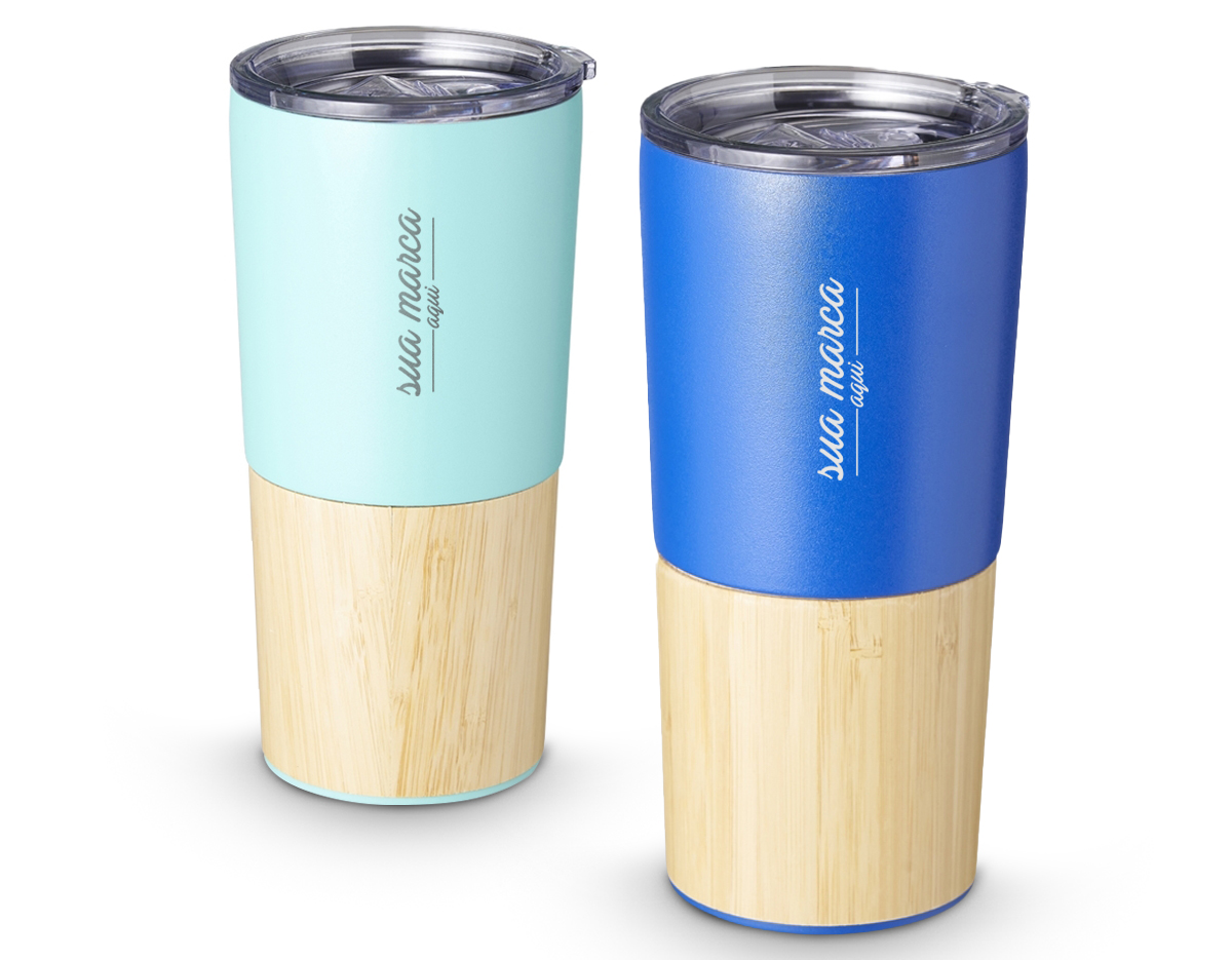 Copo térmico de inox 600ml com parede dupla e detalhe de bambu. Tampa com acesso ao bocal e trava de segurança.