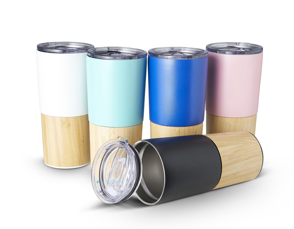 Copo térmico de inox 600ml com parede dupla e detalhe de bambu. Tampa com acesso ao bocal e trava de segurança.